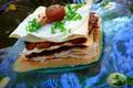 Millefeuille de joues de porc braisées aux châtaignes et au cidre, sauce crémeuse au foie gras