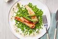 Filets de lapin sautés aux herbes, asperges et petits pois