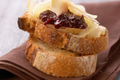 Tartine de fromage de Pur Brebis Pyrénées à la confiture de cerises noires