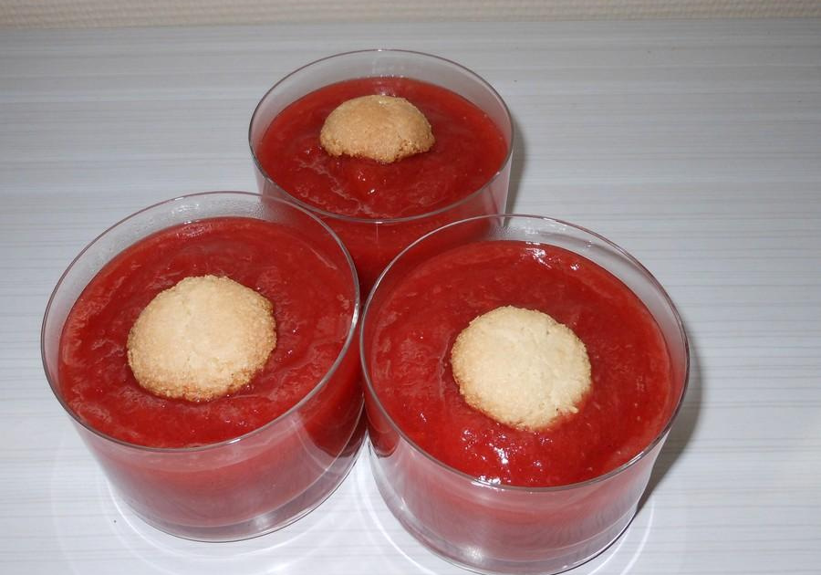 Recette Compote pommes fraises et macarons minute - 750g.com