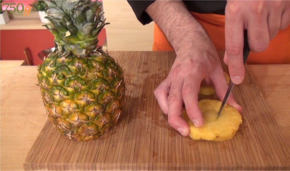 Comment couper un ananas avec un couteau ?