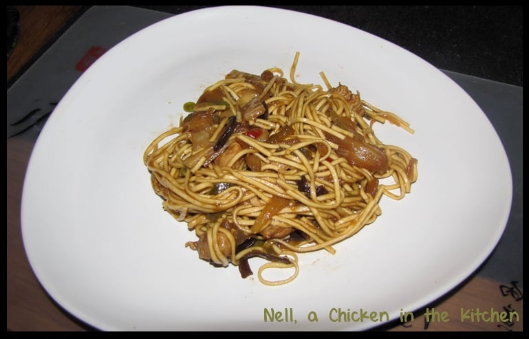 Recette Nouilles chinoises au wok, oignons, dinde et champignons de Paris