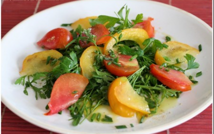 Recette - Salade de tomates aux herbes et au gingembre en vidéo