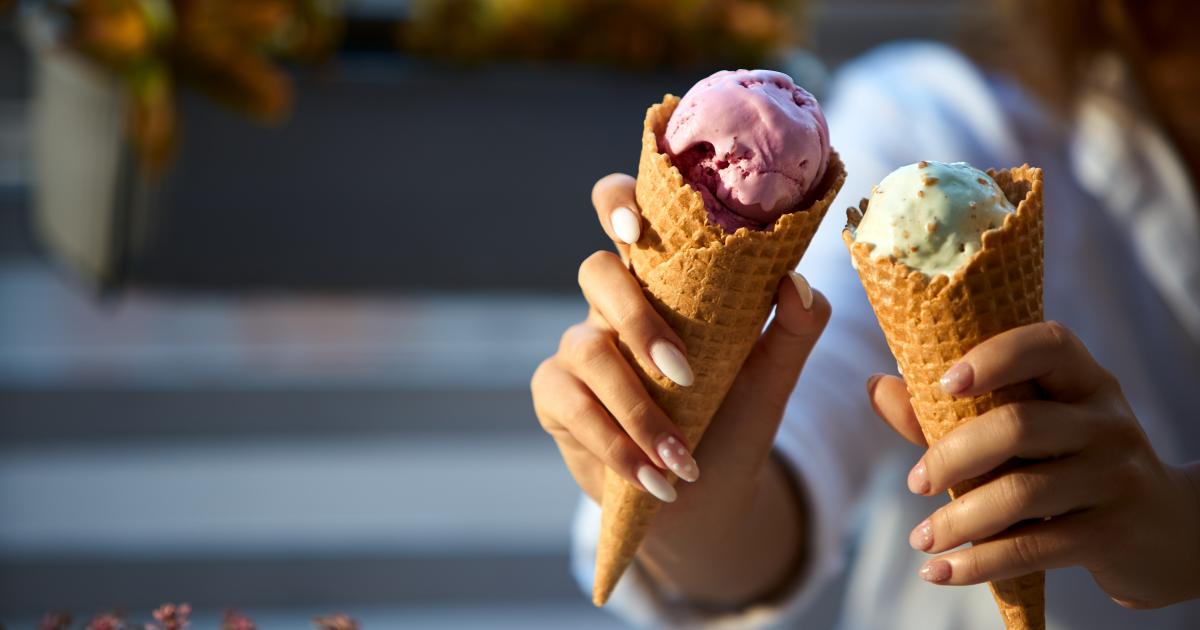 She ate ice cream and has. Счастливые люди и мороженое. Женская рука с мороженым. Люди покупают мороженое.