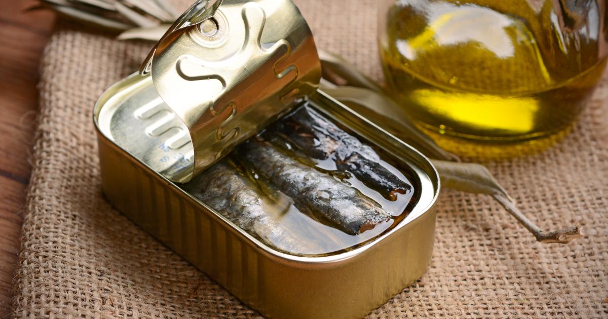 Cette erreur que vous faites tous avec l’huile de vos boîtes de sardines est vraiment à éviter