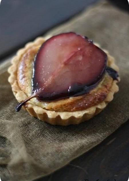 https://static.750g.com/images/1200-630/39d816845f61ead517d32f46cd0cb13d/tartelettes-aux-poires-au-vin-et-creme-de-noisettes.jpeg