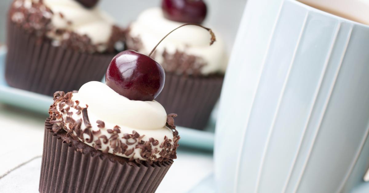 Cupcake Forêt Noire avec Glaçage à la Vanille et Garniture de
