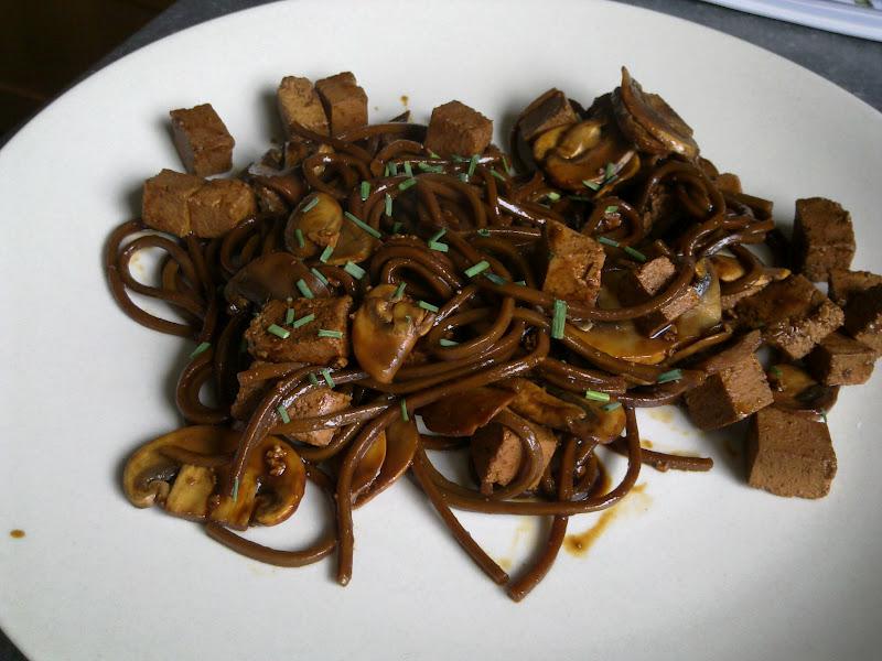 Nouilles chinoises aux champignons noirs et sauce soja 