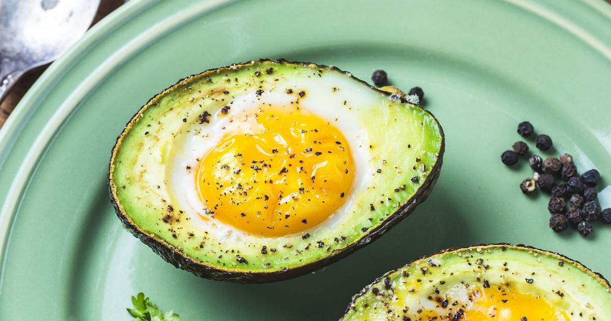 Œufs cuits dans un avocat