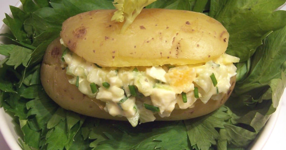 Recette Pomme de terre farcie au céleri branche - 750g.com