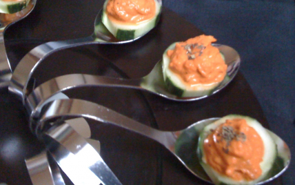 Recette - Cuillères apéritives concombre-poivron-parmesan en vidéo 