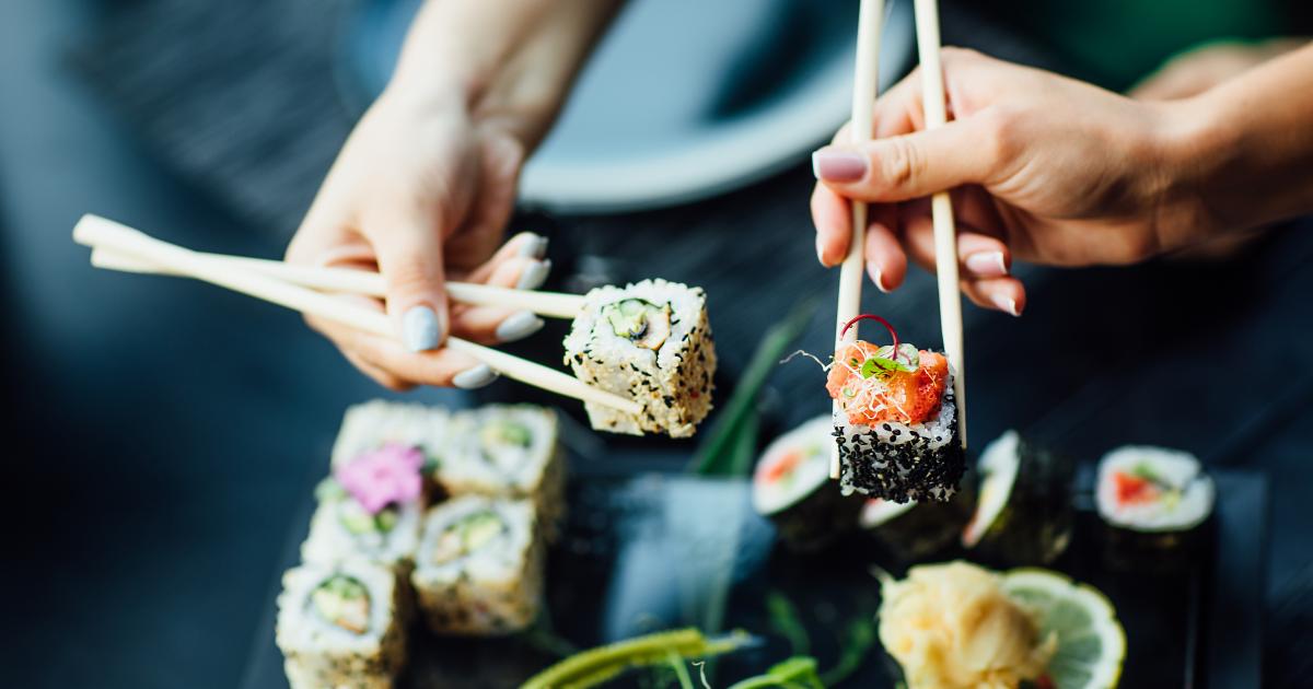 Poster Sushi avec des baguettes 