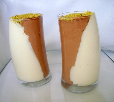 Duo de mousse au chocolat noir et blanc