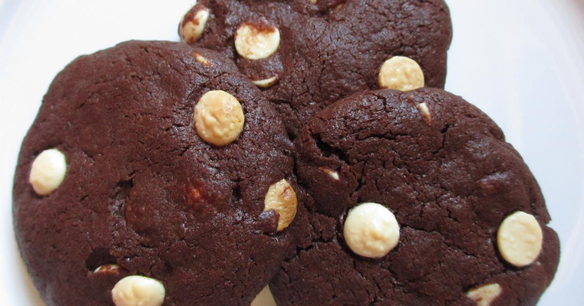 Recette - Cookies chocolatés aux pépites de chocolat blanc en vidéo 