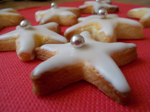 Décorer Des Biscuits Au Sucre De Noël Avec Du Glaçage Royal Et Des  Vermicelles.