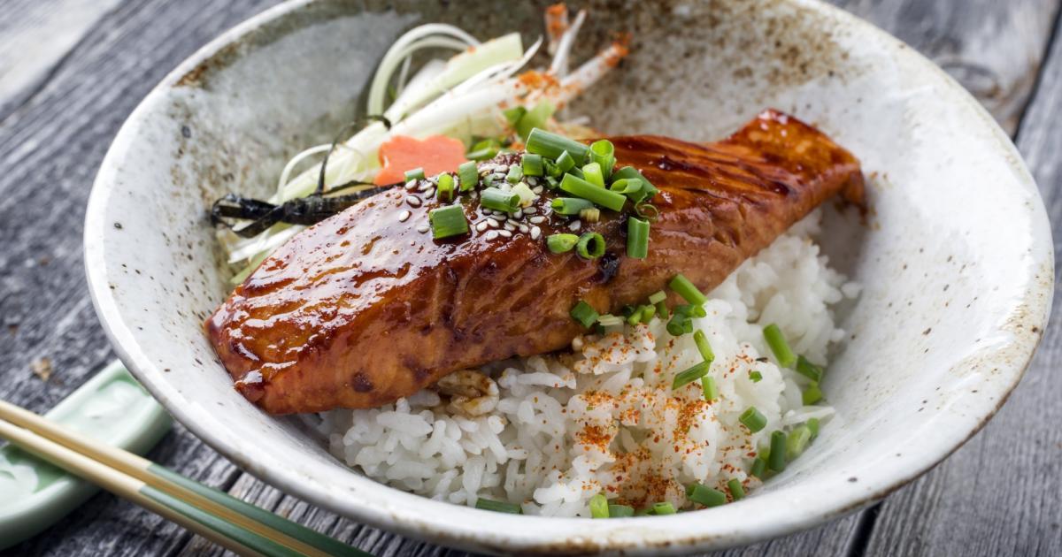 Saumon teriyaki et riz, cake salé aux légumes et amandes, soufflé léger au chou-fleur… Votre menu healthy de la semaine du 16 au 20 mai par 750green