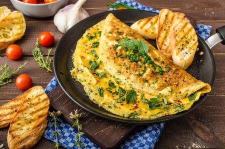 Un ancien gagnant de Top Chef partage sa recette pour faire une omelette digne d’un grand restaurant !