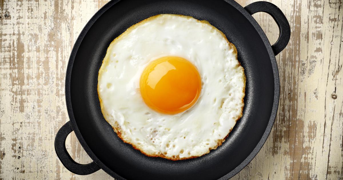 Comment faire des œufs au plat sans salir la poêle ! Petit