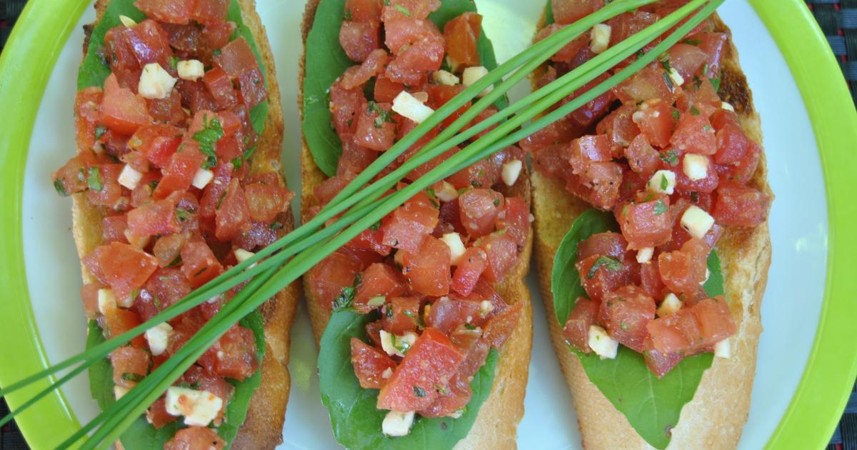 Recette Crostinis de tomates, basilic, mozzarella - 750g.com