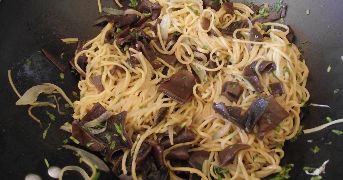 Recette - Nouilles chinoises sautées aux champignons noirs en