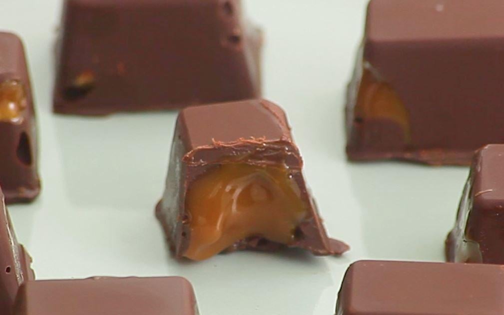 Recette - Bouchées au chocolat cœur coulant caramel en vidéo