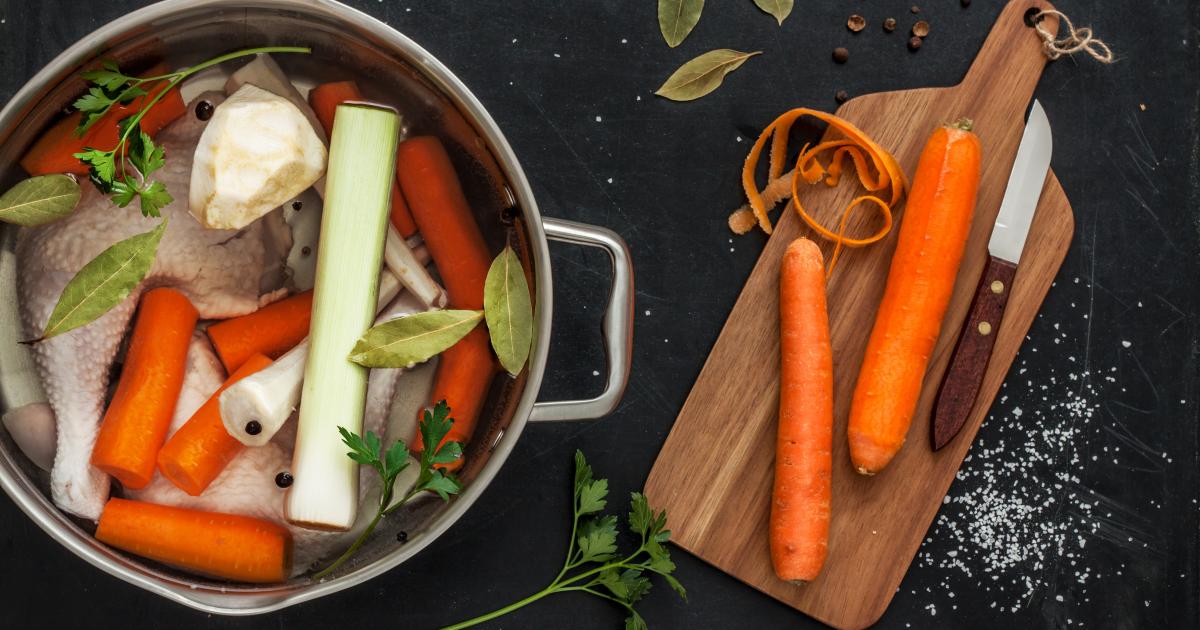 Le bouillon de pluches de légumes: la recette pour ne plus rien jeter