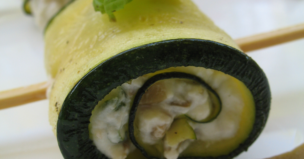 Recette - Roulade de courgettes, chèvre frais et olives - 750g.com