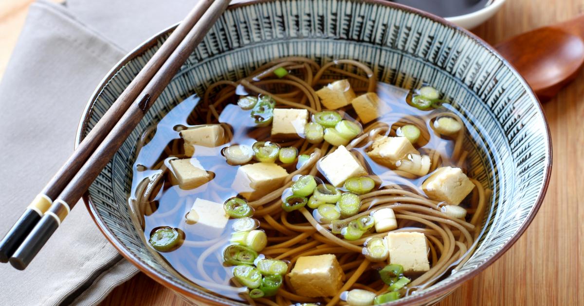 Recette - Bouillon de nouilles soba au tofu et ciboule en vidéo
