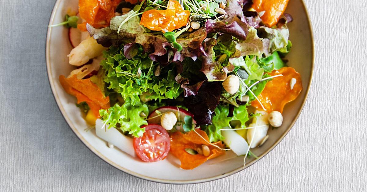 Ce traiteur de luxe dévoile son astuce toute bête pour que la salade garde toute sa fraîcheur - 750g.com