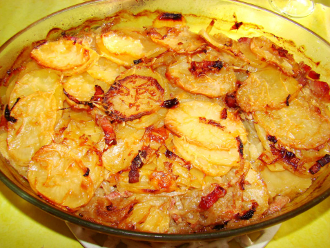 Pommes de terre coupees en rondelles fines avec une mandoline - Cuisine  Culinaire