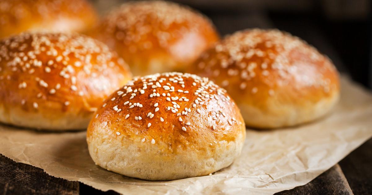 “Avec un pain maison, alors là c’est encore mieux” : Julie Andrieu partage sa recette simple pour faire de savoureux pains à burger !