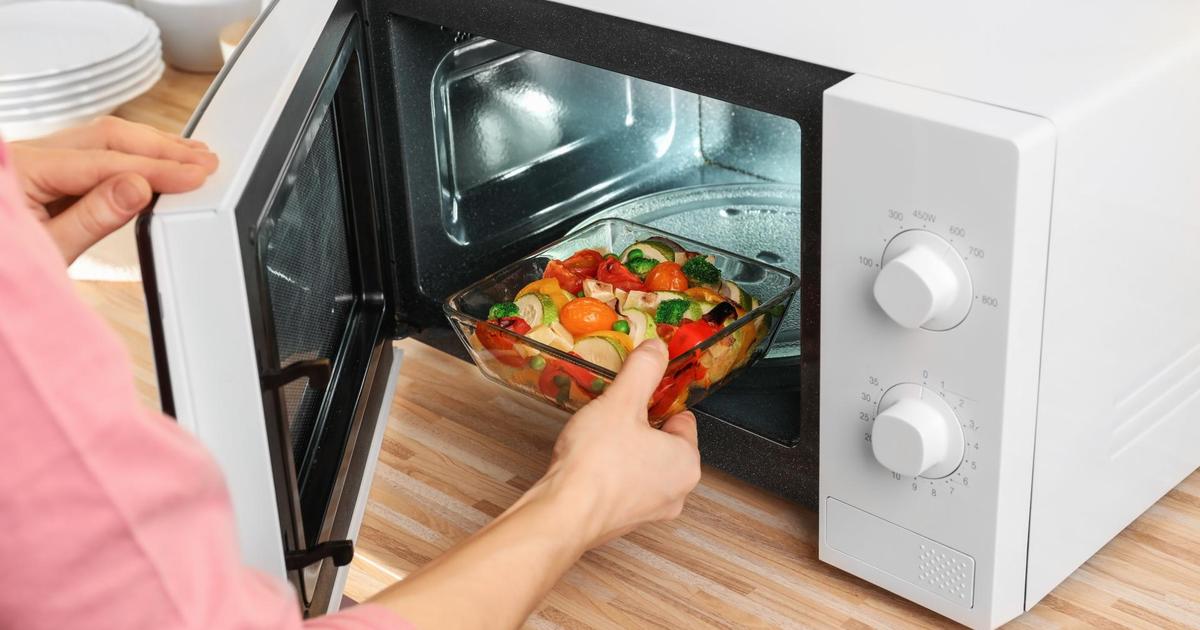 La cloche en plastique dans le micro-ondes pour éviter les projections est-elle à bannir ? Le Dr Jimmy Mohamed répond - 750g.com