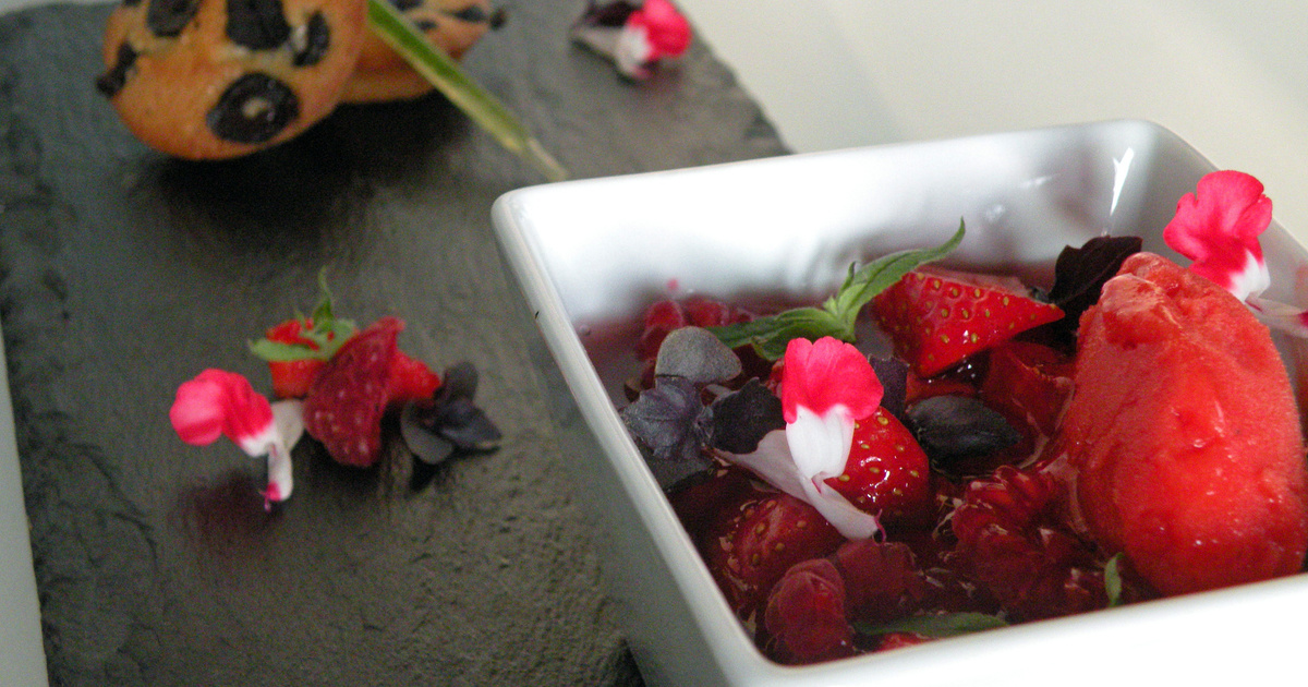 Recette Consommé glacé fraisesframboises, sorbet à la fraise,pesto sucré au basilic et