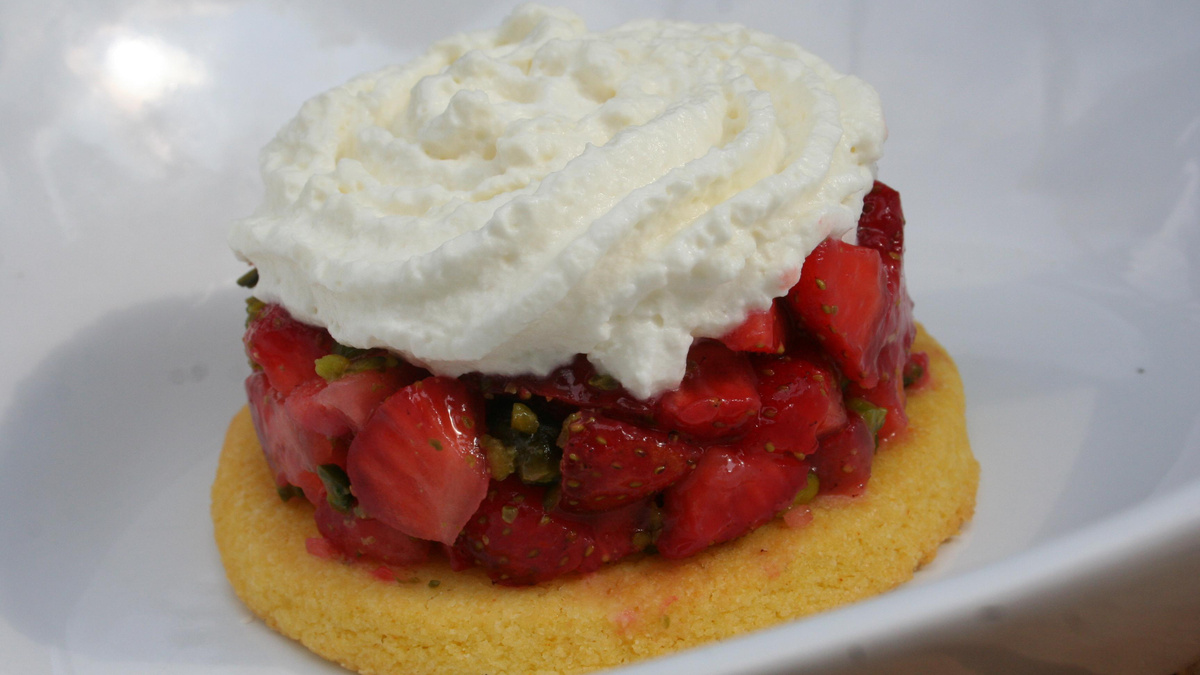 Tartare De Fraises Pistaches Et Sablés Recette - Tartare de fraises à la pistache sur un sable au safran chantilly  à l'hibiscus - 750g.com