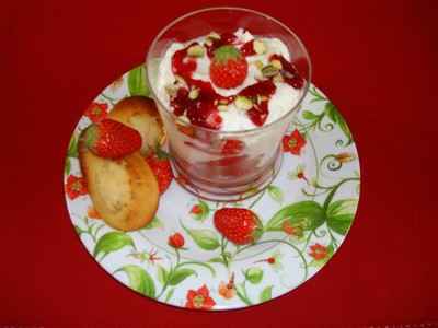 Faisselles aux fraises des bois, crème à la vanille et au miel