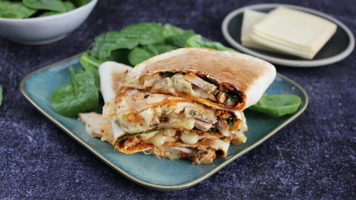 Quesadillas aux pousses d’épinard, poulet et fromage à raclette-image