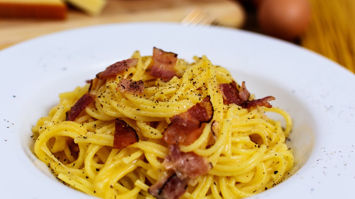 “Il est inacceptable de les trouver dans les rayons du Parlement européen” : un ministre italien s’insurge contre une sauce carbonara en pot – 750g.com