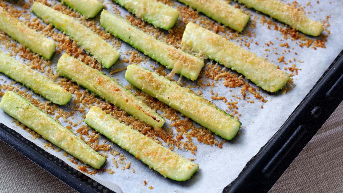 Frites de courgettes panées au parmesan à picorer