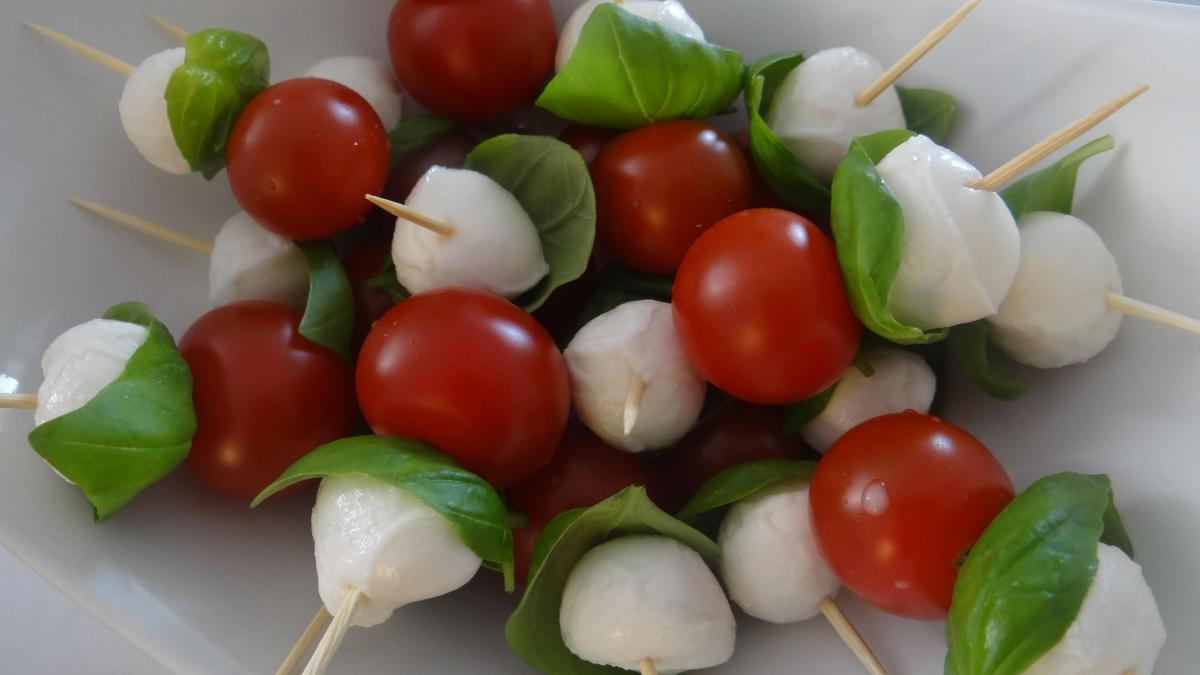 Brochettes apéritives de tomates cerises et mozzarella aux olives