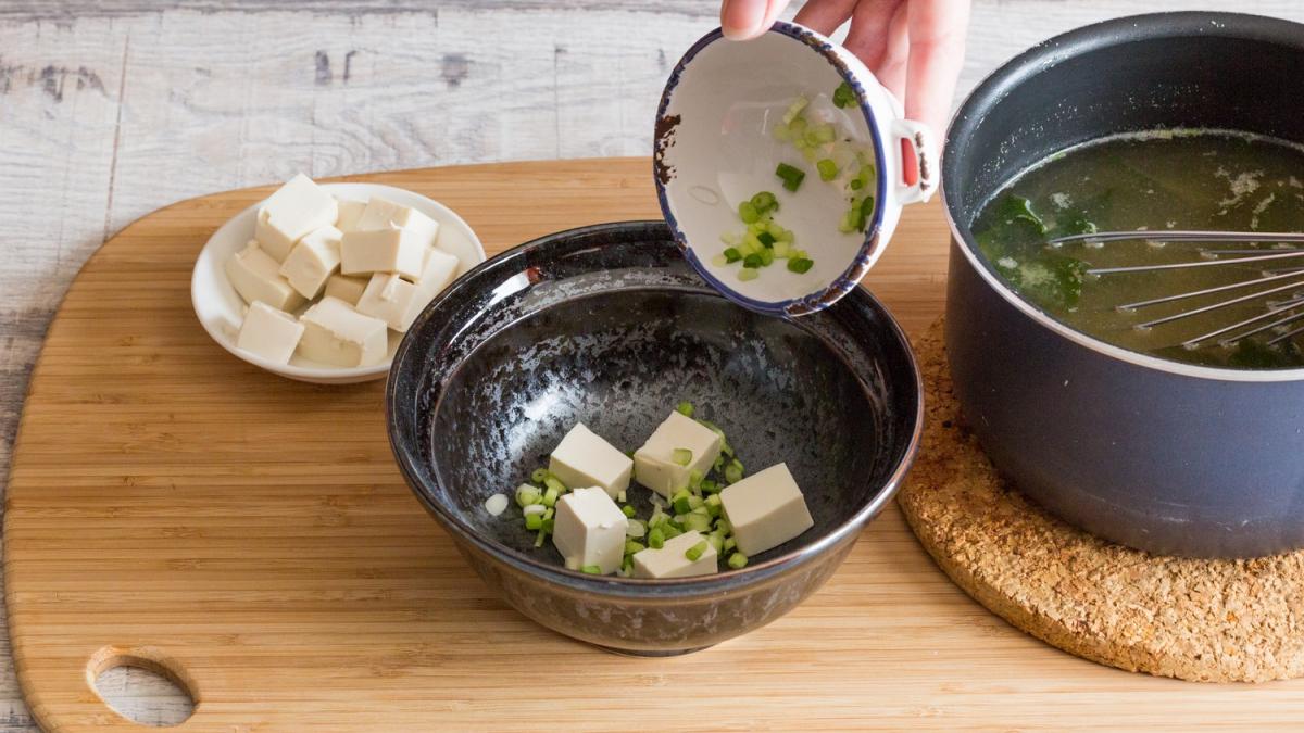 Recette - Soupe miso au tofu, cébette, algues wakamé et dashi en poudre en  vidéo 