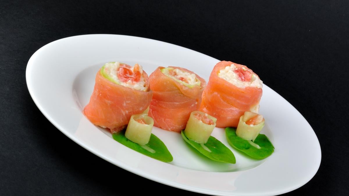 rouleaux de maki sushi au saumon fumé - menu sushi. concept de