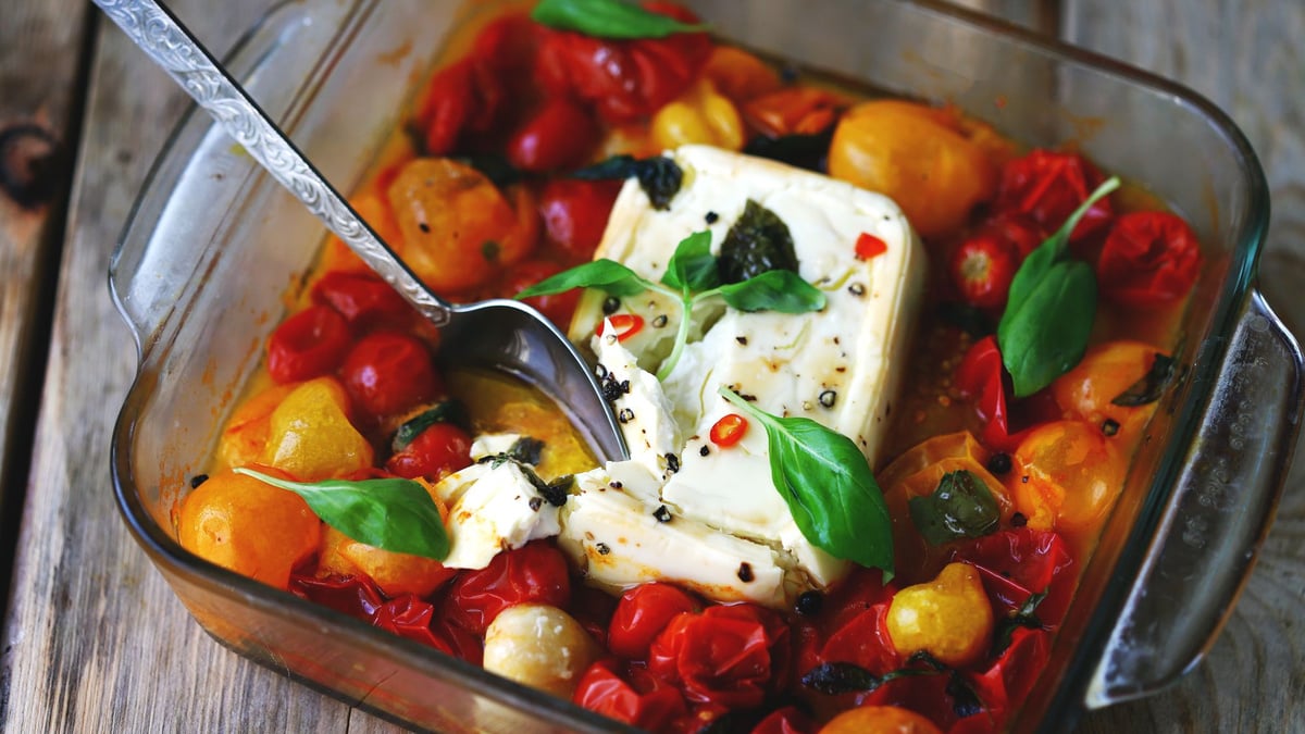 Connaissez-vous la Feta Psiti, cette délicieuse feta rôtie au four avec ...
