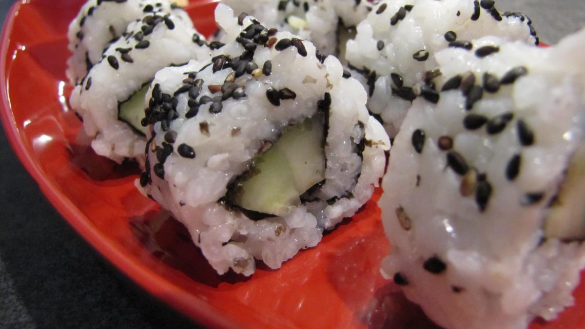 Les graines de sésames. Une garniture authentique et délicieuse pour les  sushis et les makis.