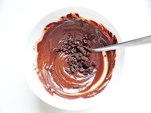 Truffe au chocolat noir, à la confiture de lait et à l'ail noir