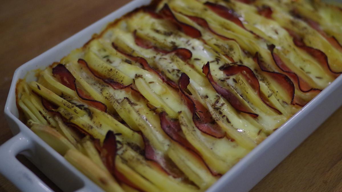 Tian pommes de terre, bacon et raclette