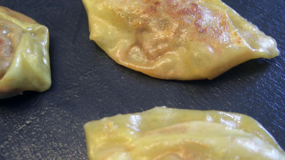 CUISINE JAPONAISE, PATE DE RAVIOLES GYOZA SURGELÉES