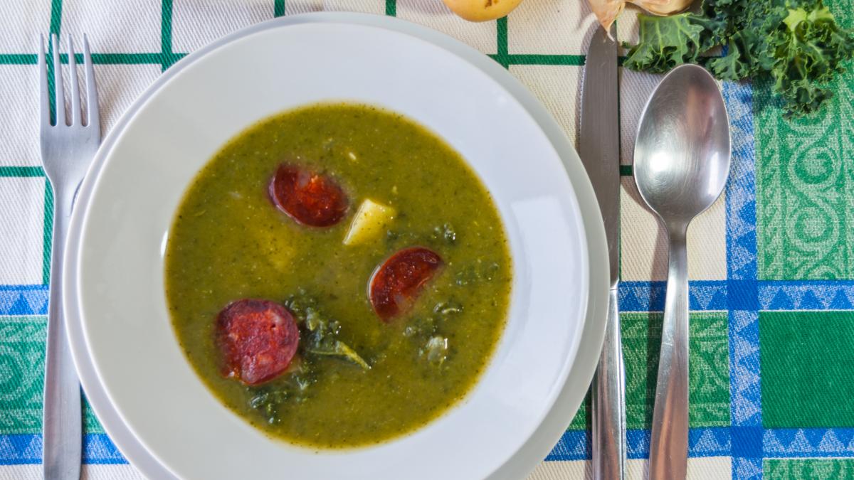Soupe portugaise au chou frisé et aux pommes de terre (caldo verde