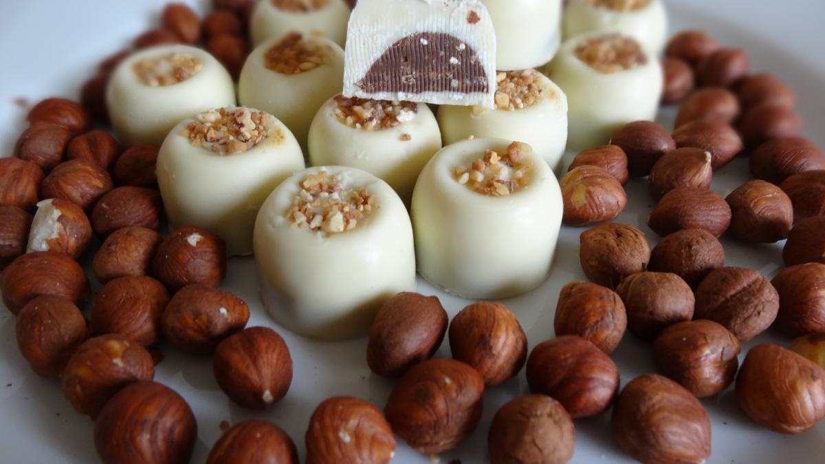 Recette - Chocolat blanc cœur praliné noisette en vidéo 
