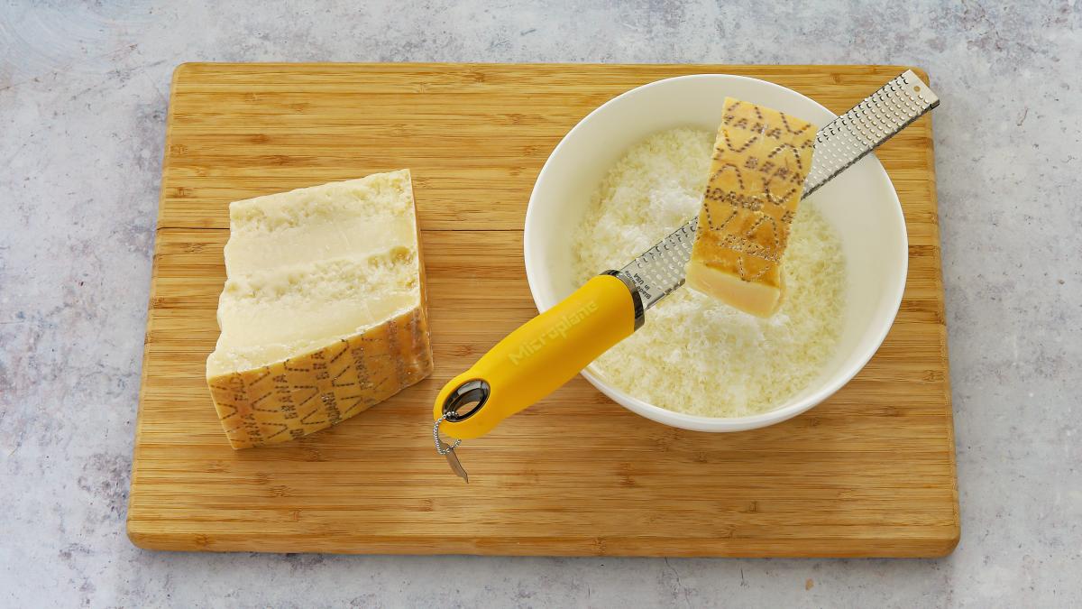 Fromage parmesan grana râpé pour accompagner vos pâtes ou ravioli - Les  Pâtes