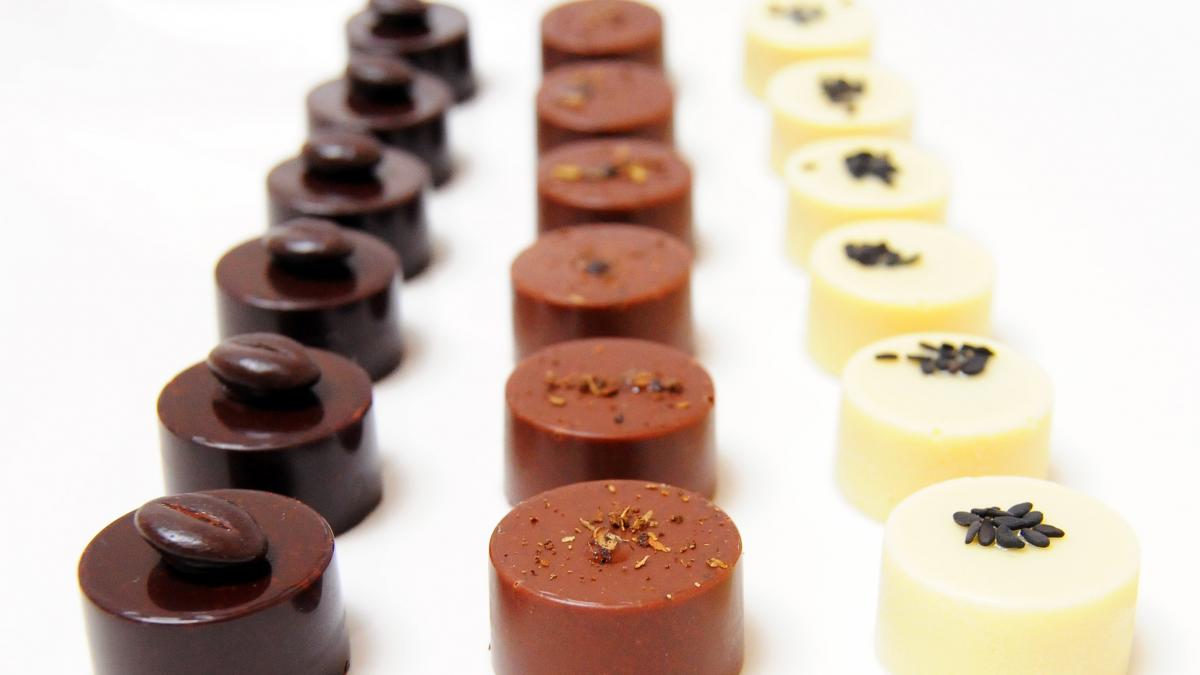 Recette - Assortiments de bonbons en chocolat épicés noir, blanc, lait en  vidéo 